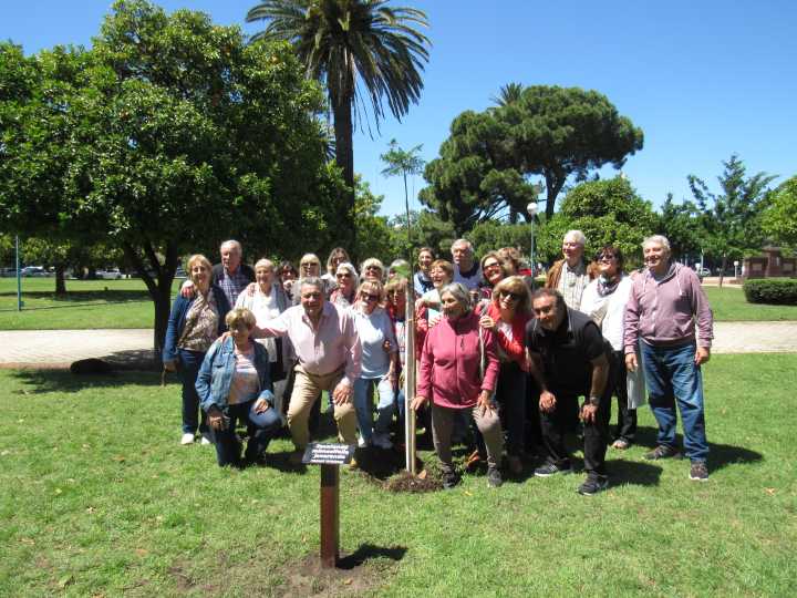 La Promo 1970 dejó su huella en Plaza “Belgrano”: un jacarandá para el reencuentro