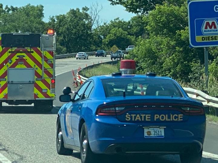 Pedestrian fatally struck by semi-truck on Interstate 94 in Roseville