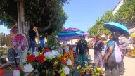 Escuinapa honra a sus difuntos entre flores, música y convivencia en el panteón Benito Juárez