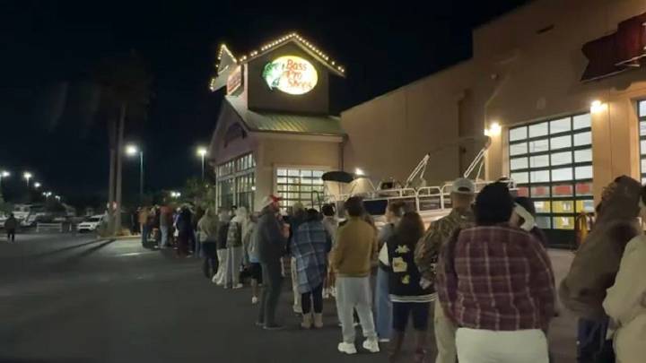Bay area shoppers show up early for Black Friday