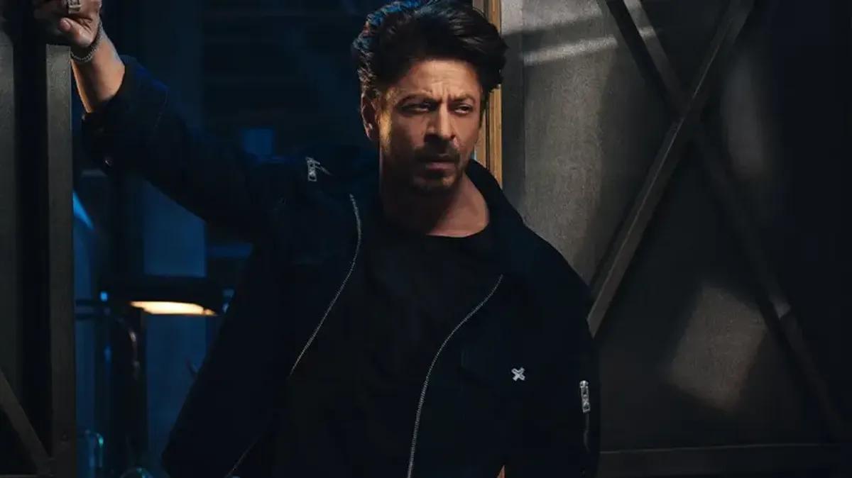 Shah Rukh Khan turns soldier again! Fans swoon over his stunning Army avatar