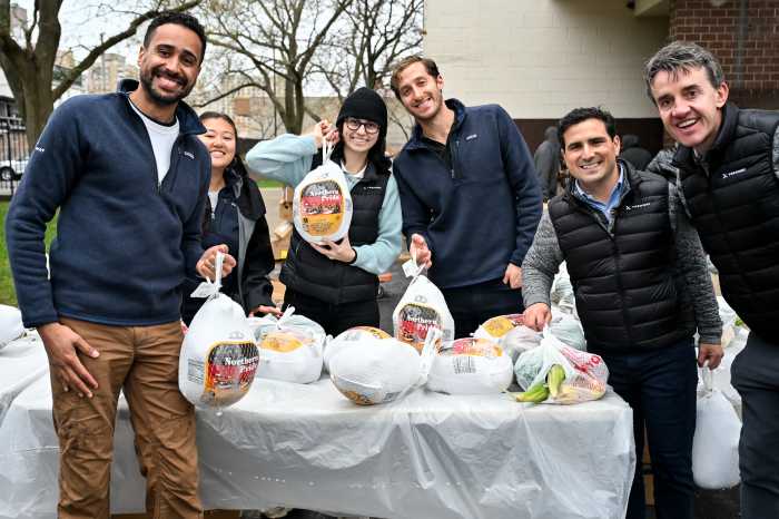 NY Giants’ Ezeudu helps Tredway, City Harvest distribute turkeys in Coney Island