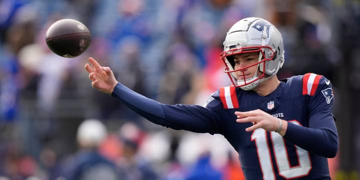 Patriots go for 10th straight win Monday night when they face Giants team that has lost 6 in a row