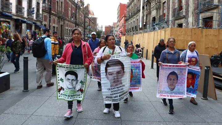 Sheinbaum promete regreso del GIEI en sexta reunión con familiares del caso Ayotzinapa