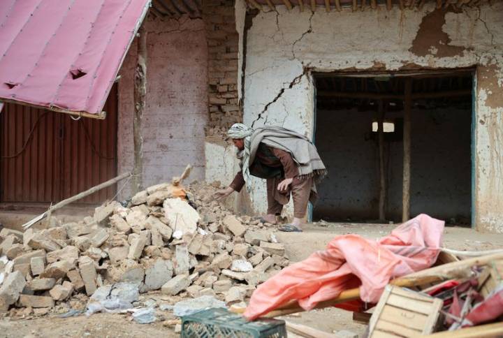 Afghans begin clean-up after powerful earthquake that killed 20