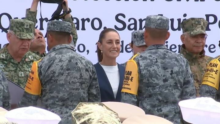 Sheinbaum entrega condecoraciones a elementos de las Fuerzas Armadas