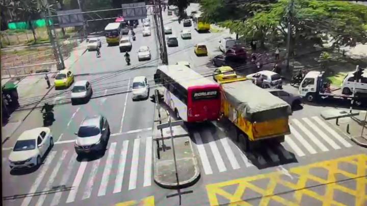 VIDEO | Así fue el accidente de una volqueta que quedó sin frenos en Medellín