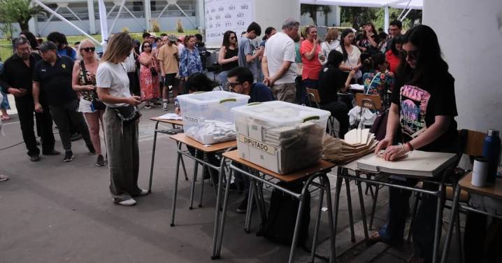 MINUTO A MINUTO: Largas filas de votantes a una hora del cierre de mesas