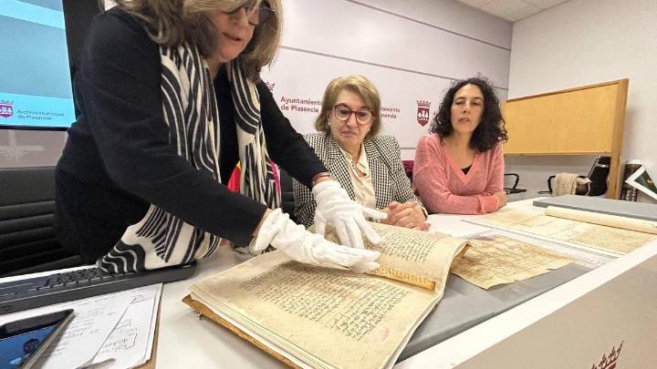 Joyas restauradas en el archivo de Plasencia: las firmas de los Reyes Católicos y Alfonso X, intactas