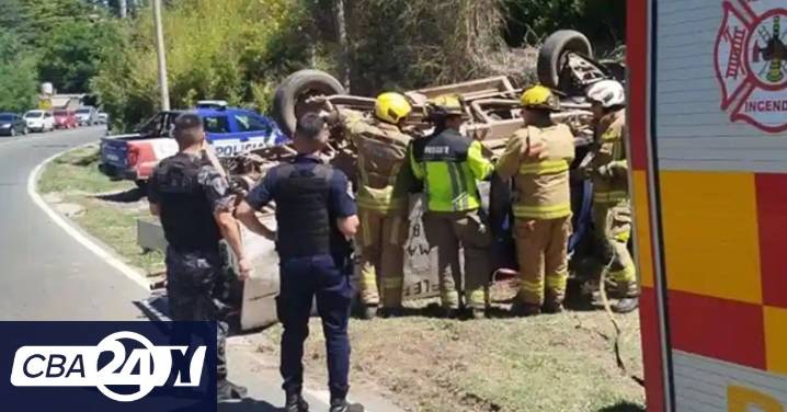 Accidente en el interior de Córdoba: una camioneta perdió una rueda y volcó