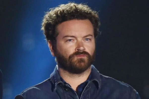 Acusa Danny Masterson a abogado por sentencia de violación
