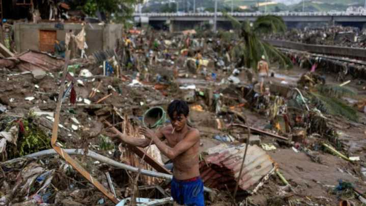 (+Video) Filipinas declara estado de calamidad tras el paso del tifón Kalmaegi