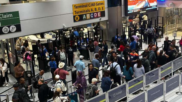 Especialista da recomendaciones claves a los viajeros tras masivas cancelaciones de vuelos en Estados Unidos