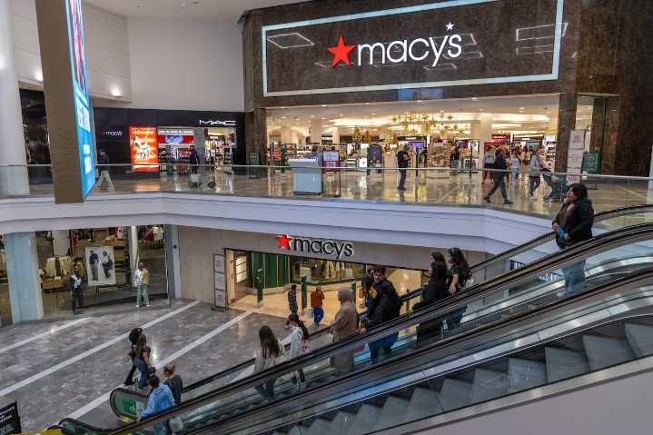 Check out the 7 mall favorites that might go bankrupt this year
