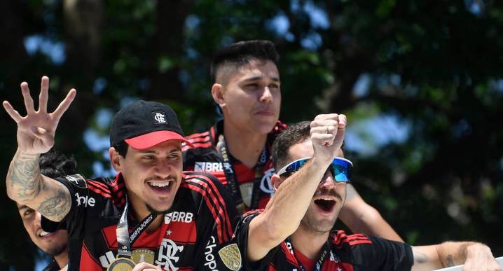 Flamengo llega a Rio de Janeiro y celebra la Copa Libertadores ante miles de aficionados