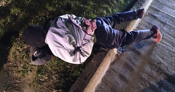 Se tomó un taxi en el hospital de Patagones e intentó robarle al chofer en Viedma: terminó detenido