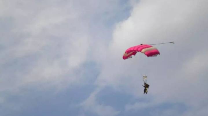 Muere mujer canadiense tras falla en salto de paracaídas en Tequesquitengo