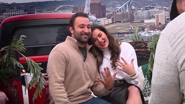 Social media post offering free holiday photos draws 150 families to Devou Park