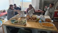 Reunidas para “Friendsgiving”: familias de estatus migratorio mixto llevan la tradición fuera de EE.UU.