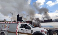 Combaten Bomberos de Toluca incendio en bodega recicladora