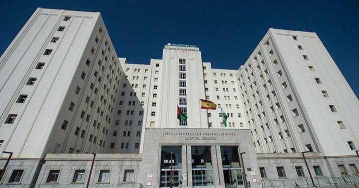 Cuatro heridos al colisionar un coche con otro que estaba estacionado en Peligros