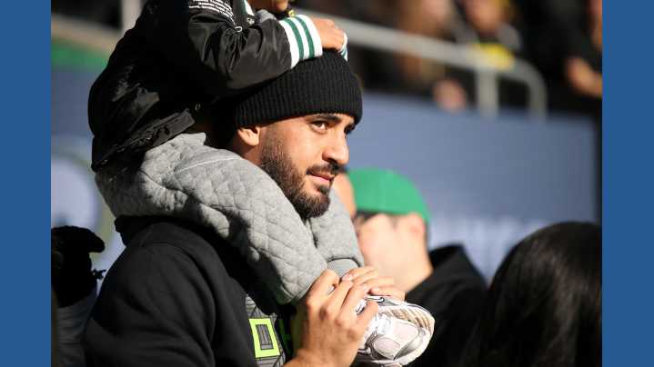 Oregon honors former QB Marcus Mariota during big game against USC