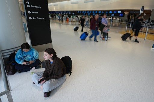 US airlines cancel more than 2,500 weekend flights largely due to government shutdown