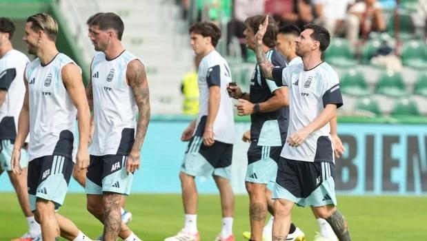 Fiesta argentina en España: Elche vibró con Messi y la Selección