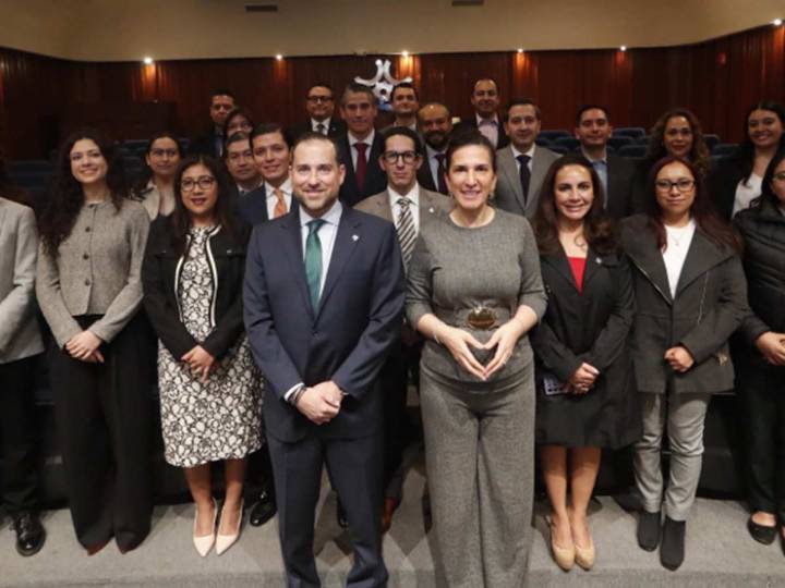 Kenia López reconoce a la iniciativa privada como motor económico del país