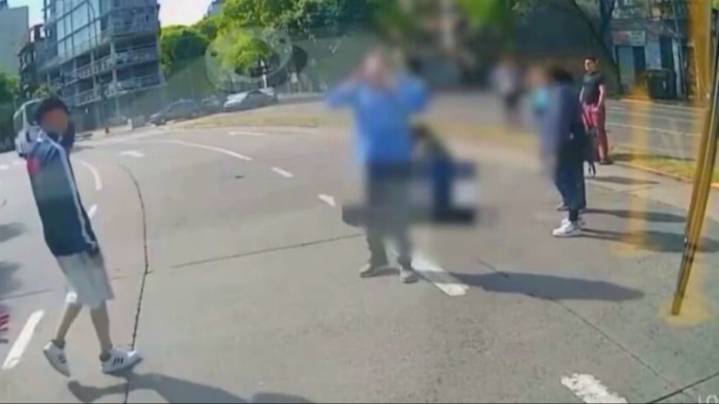 “No, por favor”: el video del momento en que un colectivo atropelló a una mujer