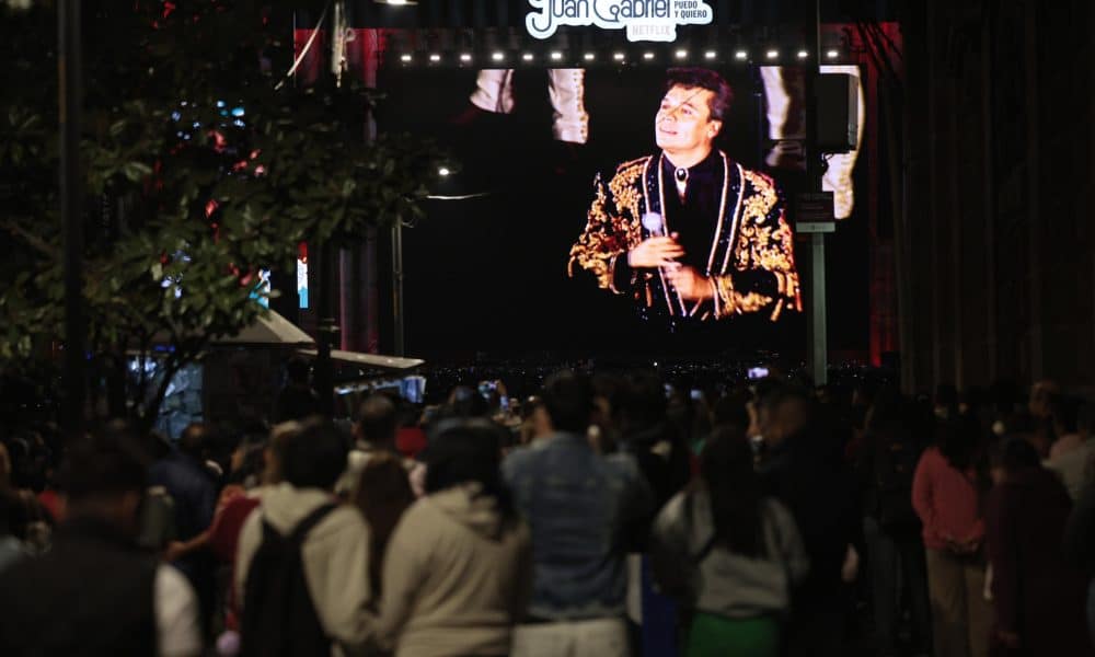 Miles de mexicanos llenan el Zócalo para recordar a Juan Gabriel y su mítico concierto