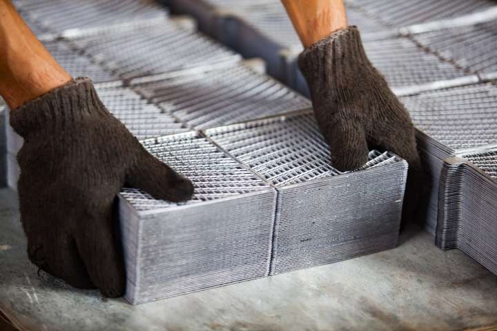 Arrestan a una pareja por contratar a 253 inmigrantes indocumentados para su negocio