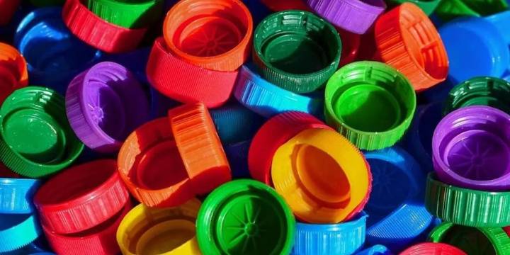 Tapas de botellas de gaseosa: para qué sirve colgarlas en el balcón o jardín