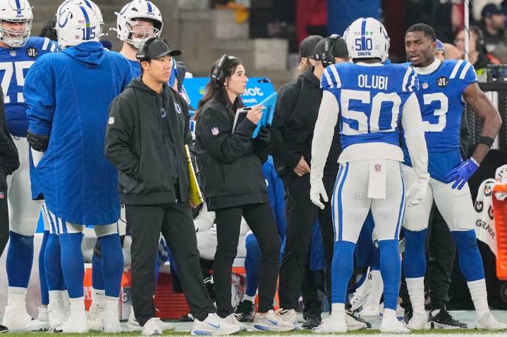 Isabel Diaz quickly rose to become 1 of 11 women with full-time NFL coaching jobs: ‘We’re doing a great job’ – Chicago Tribune