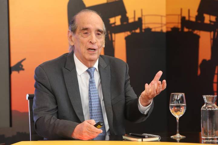 El economista más cercano a Javier Milei encendió las alarmas por las reservas: «Así no alcanza»
