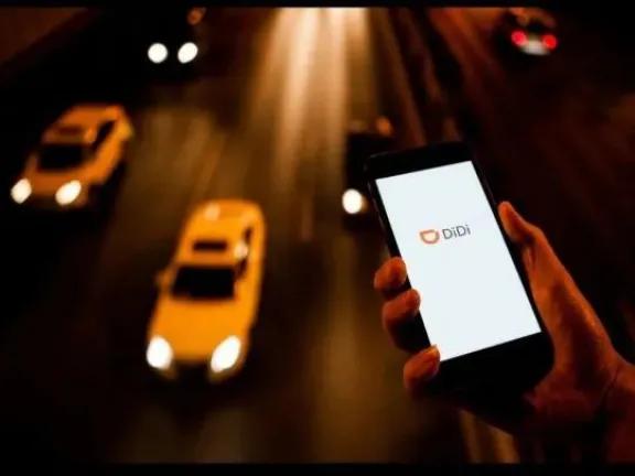 Un chofer de DiDi atacó a un pasajero con un cascote porque demoró en pagarle $4.500