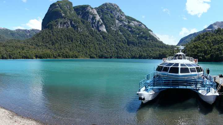 El destino al que se puede acceder en barco y tiene paisajes imperdibles