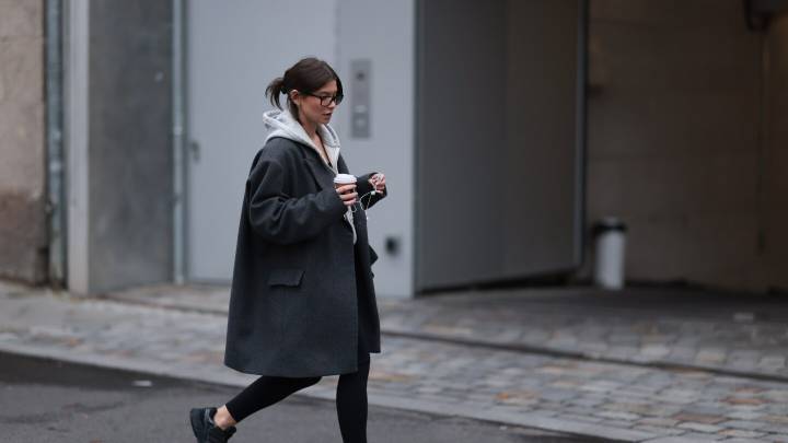 ¿Cómo usar leggings para ir a la oficina este invierno 2025? 5 looks infalibles