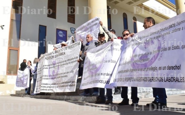 Exigen jubilados de la UACh homologación de salarios con trabajadores activos