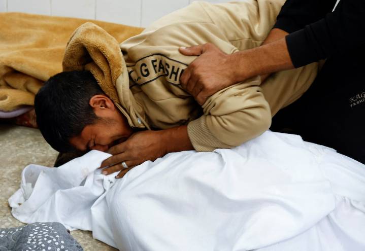 Israel mata a 21 personas en Gaza en un día y acusa a Hamás de violar la tregua de manera “flagrante”