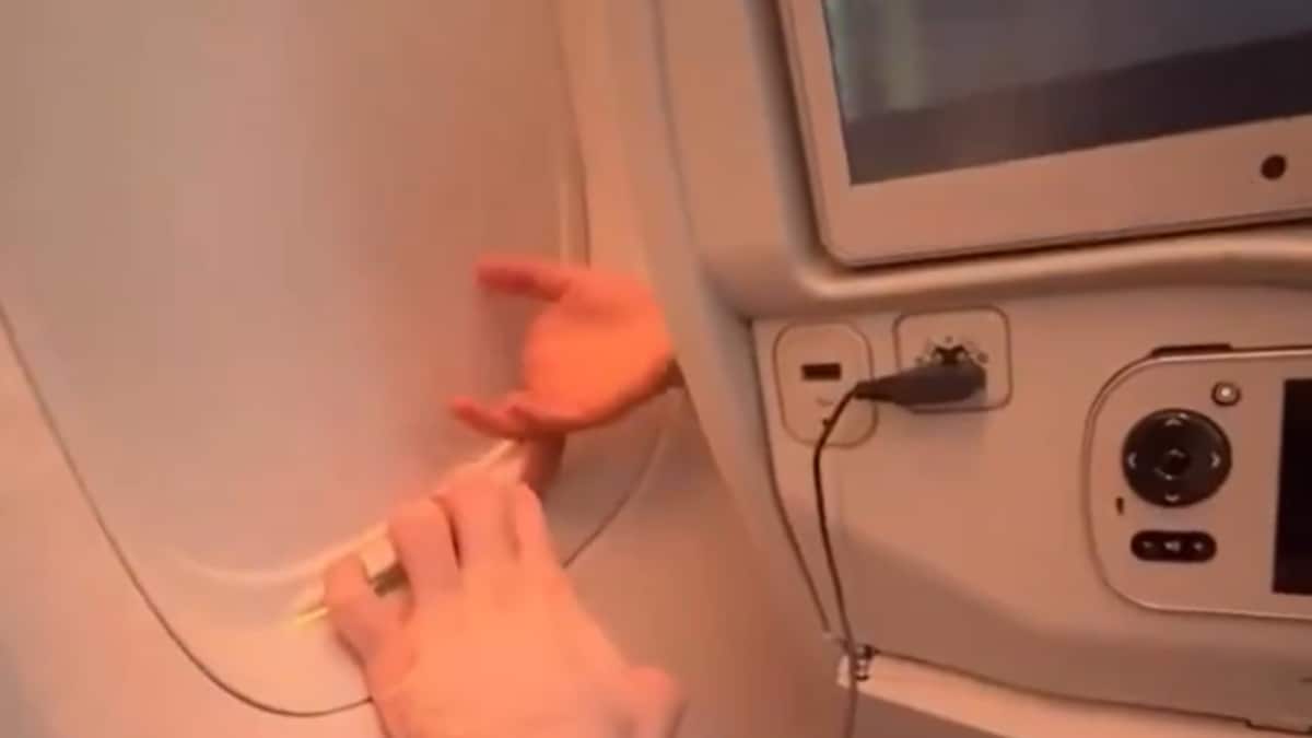 Man Hilariously ‘Fights’ With Kid Over Window Shade On Flight, Internet Can’t Decide Who’s Right