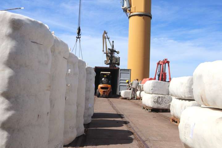 Partió hacia Vietnam una carga de algodón chaqueño desde el Puerto de Barranqueras