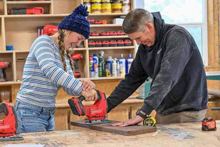 Rogers students, with superintendent’s guidance, create handmade gifts for single and homeless parents