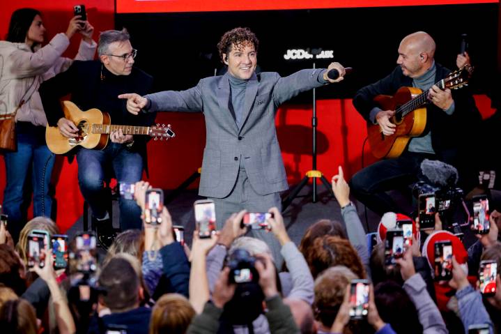 David Bisbal inaugura por sorpresa el ‘Tren de la Navidad’ de Metro de Madrid