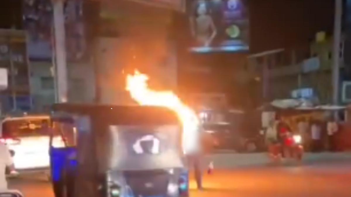 Auto driver sets himself on fire after traffic police confrontation in Karnataka, area on edge