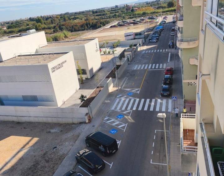 Oliva mejora el entorno del centro de salud ante su inminente apertura