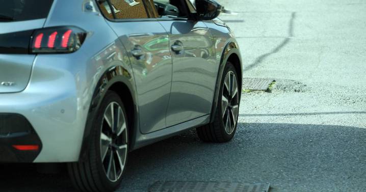 Woman fumes as drivers keep parking in her space - but people think she's in the wrong