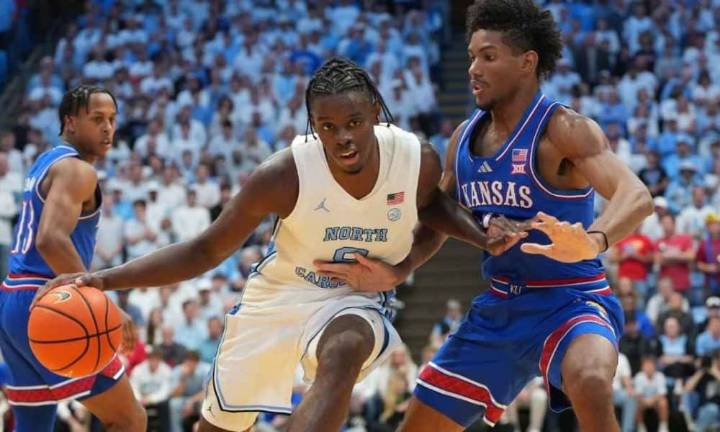 UNC Basketball: Con excelente segundo periodo sacan triunfo sobre Kansas 87
