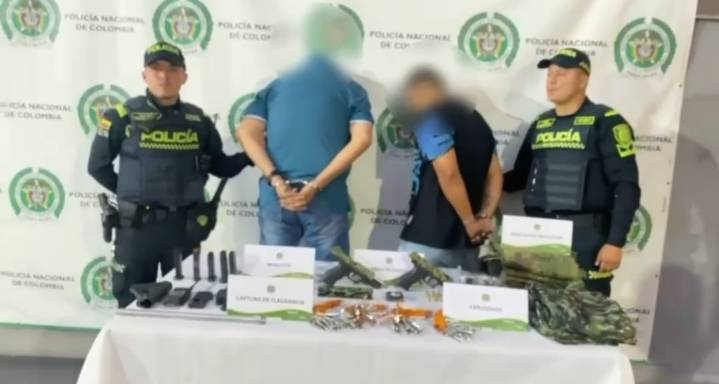 Dos individuos pretendían evadir a las autoridades y fueron sorprendidos con material de guerra