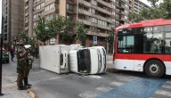 Camión repartidor volcó tras colisionar con bus del transporte público en el centro de Santiago